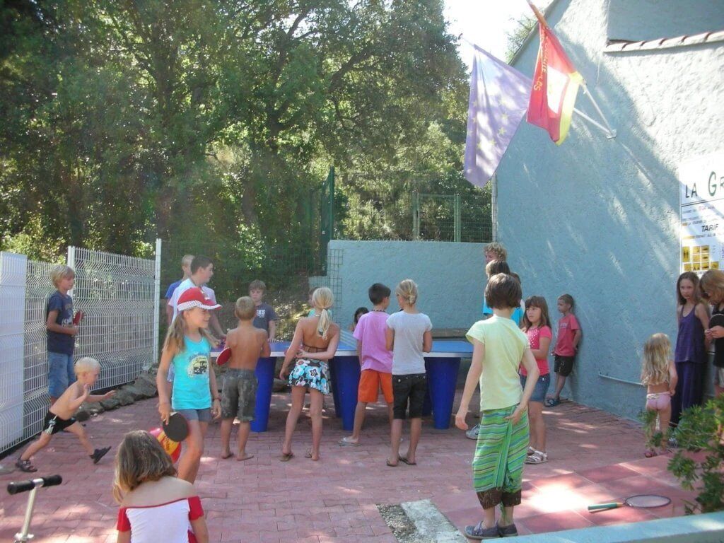 Un grupo de personas jugando al tenis de mesa al aire libre.