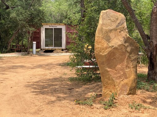 Tiny Bungalow nestled in forest! 20 minutes from downtown San Antonio!