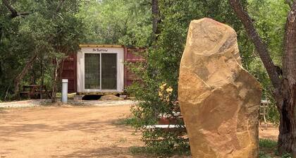 Tiny Bungalow nestled in forest! 20 minutes from downtown San Antonio!