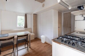 Kylskåp, mikrovågsugn och spishäll