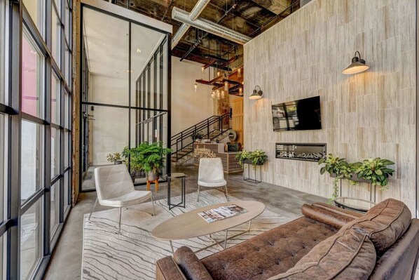 テレビ、卓球台