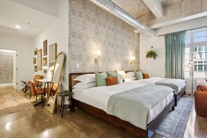 1 chambre, bureau, fer et planche Ă repasser, draps fournis