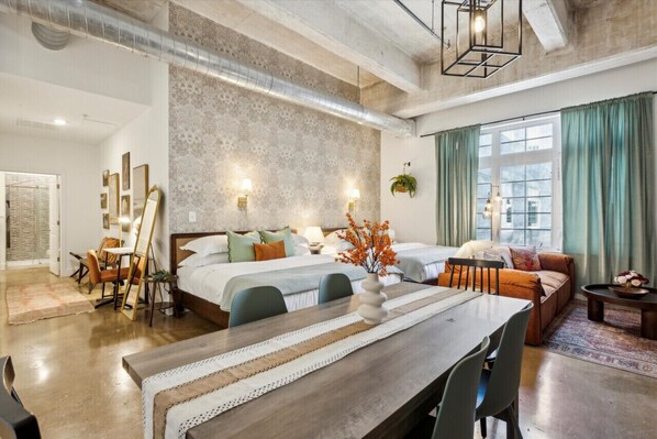 1 chambre, bureau, fer et planche à repasser, draps fournis