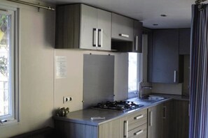 Fridge, microwave, stovetop - Camping 3 étoiles - Parc aquatique - efchhc (Bormes-les-Mimosas)