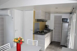 Een koelkast, een microgolfoven, een kookplaat