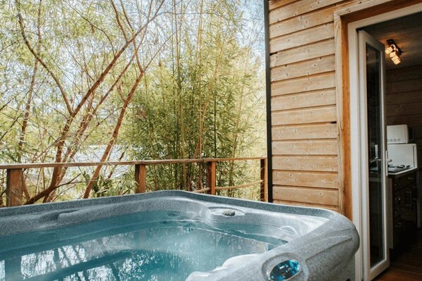 Outdoor spa tub