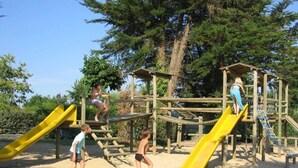 Une aire de jeux dotée de plusieurs toboggans et d’installations d’escalade.