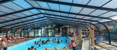 Una piscina cubierta, una piscina climatizada