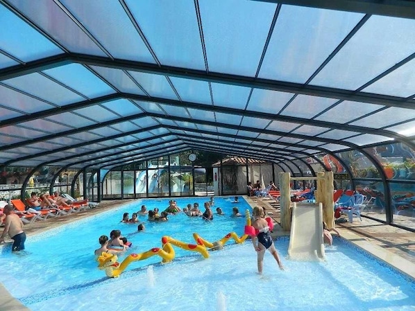 Indoor pool, a heated pool - Camping 4 étoiles - Parc aquatique - efcia0 (Soullans)