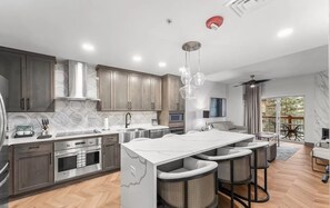 Kylskåp, mikrovågsugn, ugn och spishäll