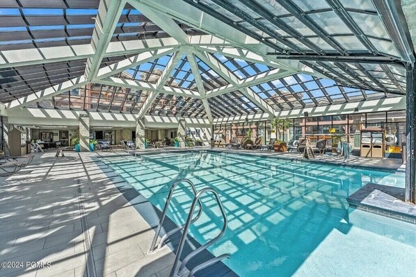 Inomhuspool och utomhuspool