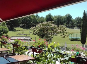 Outdoor dining - Chalet 3 étoiles - Piscine - efchbg (Saint-Cirq-Lapopie)