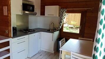 Fridge, microwave, stovetop