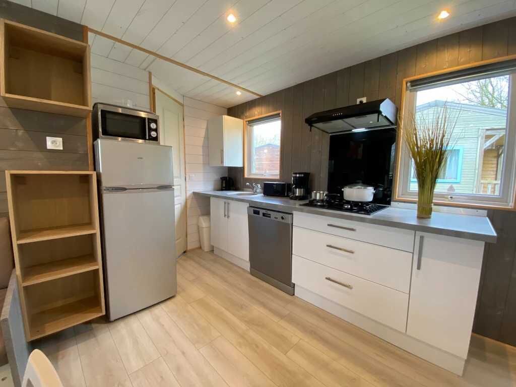 Réfrigérateur, micro-ondes, plaque de cuisson, lave-vaisselle