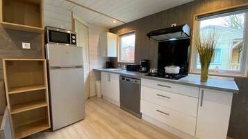 Réfrigérateur, micro-ondes, plaque de cuisson, lave-vaisselle