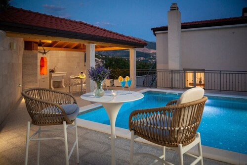 Villa Serenity Gardens with Pool