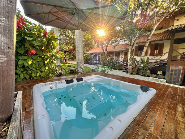 Outdoor spa tub
