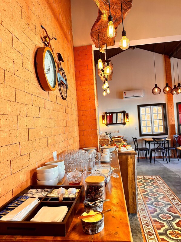 含每日吃到飽早餐