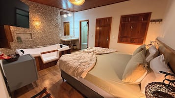 Luxury Suite, Balcony, Garden View | Laptop workspace