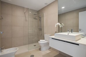 Shower, hair dryer, towels