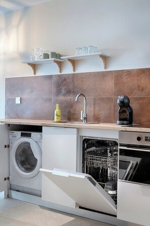 冷蔵庫、電子レンジ、オーブン、コンロ