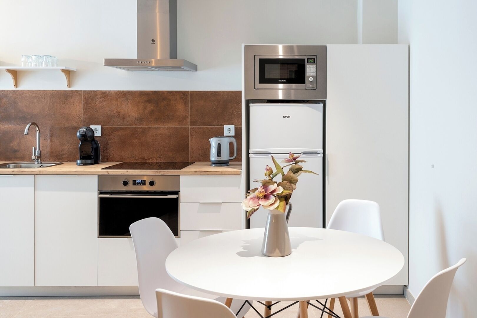 Kühlschrank, Mikrowelle, Ofen, Herdplatte