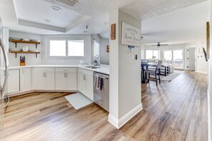 Køleskab, mikrobølgeovn, ovn, kogeplade