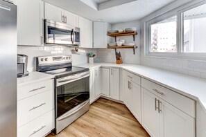 Køleskab, mikrobølgeovn, ovn, kogeplade