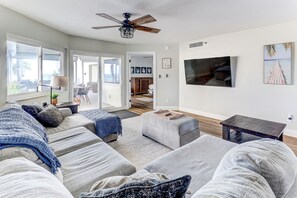 Smart-tv, dvd-afspiller, bøger, videobibliotek