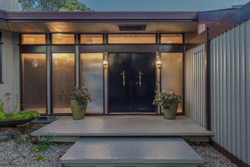 Waterfront Hawaiian oasis

