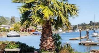 Waterfront Hawaiian oasis