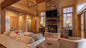 Maison, plusieurs lits, patio, vue montagne (Bag End at Eagles Nest) | Coin séjour