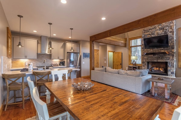 Hus - flere senge - terrasse - bjergudsigt (Bag End at Eagles Nest) | Spiseområde