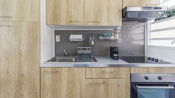 Frigorífico, microondas, horno y placa de cocina