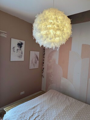 2 habitaciones, tabla de planchar con plancha y cuna de viaje