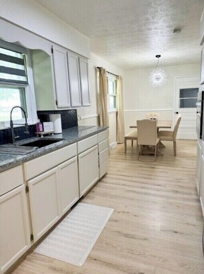Fridge, microwave, oven, stovetop - Beautifully decorated home in Town. Pet-Friendly! (Springfield)