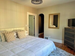 4 室のベッドルーム、デスク、アイロン / アイロン台、WiFi (無料)