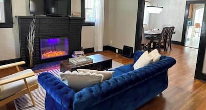 Hello Sunshine! Beautiful bungalow in the heart of Springfield!