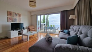 TV - The Red Hot Chill House by LovelyStay (Arco Da Calheta)