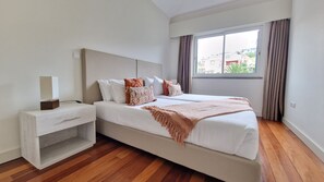 3 dormitorios, tabla de planchar con plancha, cuna de viaje