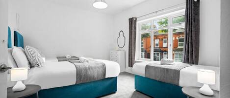 3 dormitoris, planxa i posts de planxar i un bressol de viatge