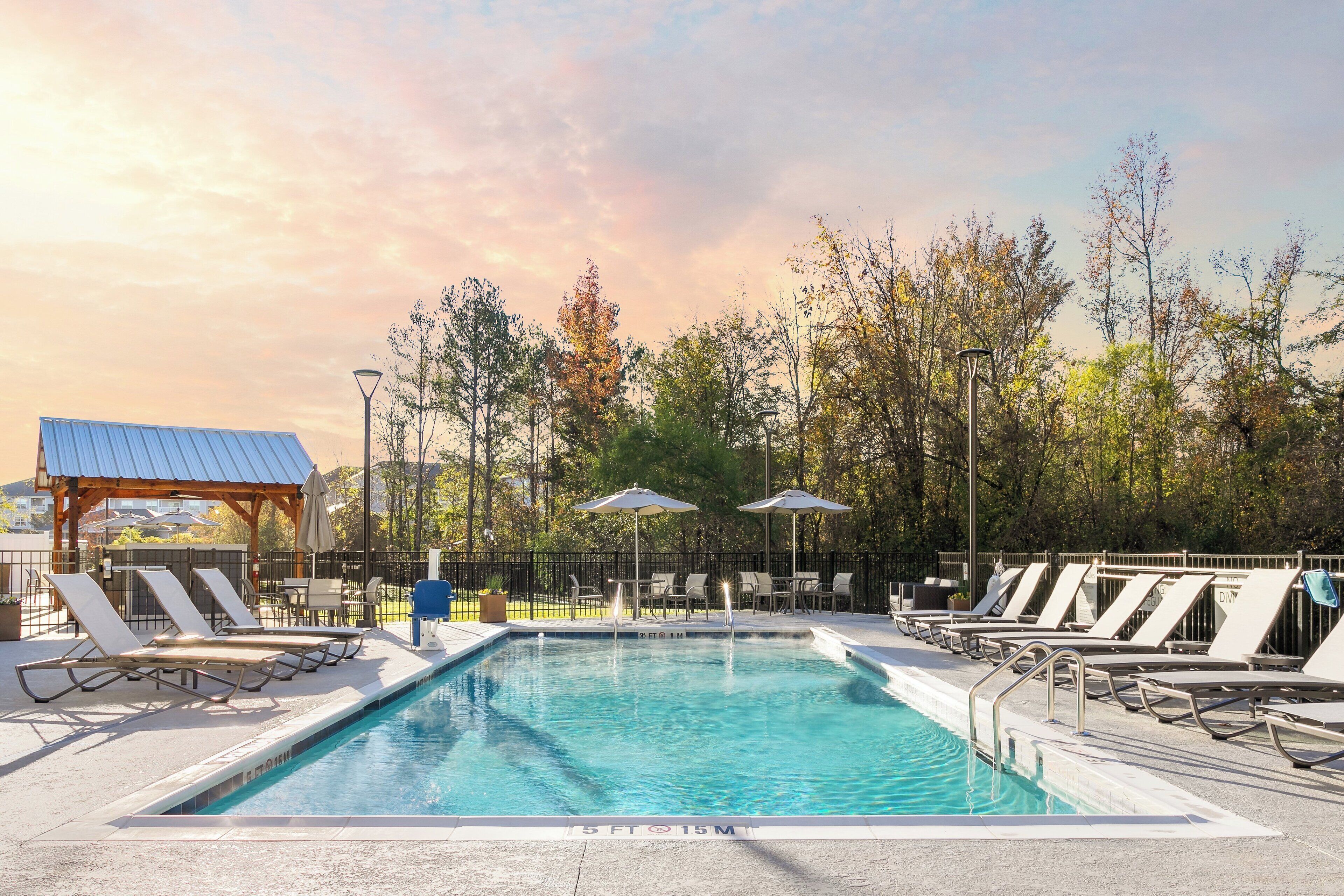 Una piscina al aire libre de temporada