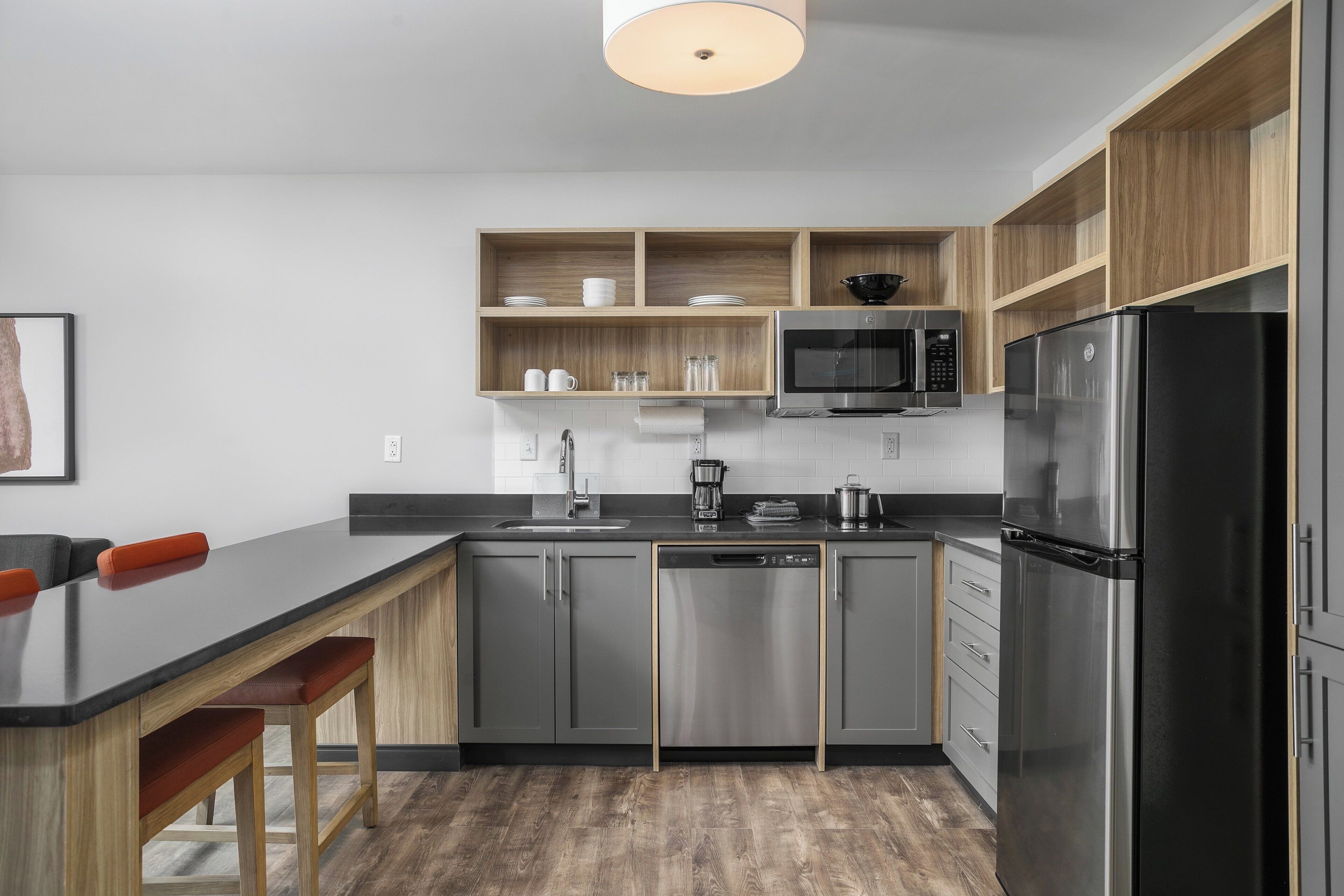 Refrigerador con freezer, microondas, placa de cocina, lavavajillas