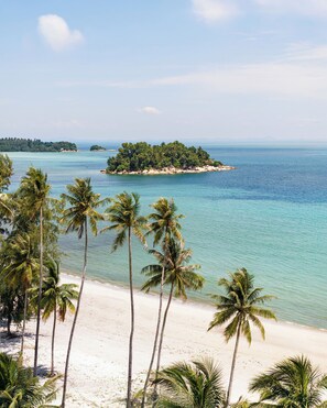 On the beach, white sand, free beach cabanas, beach umbrellas - Hotel Indigo Bintan Lagoi Beach by IHG (Bintan)