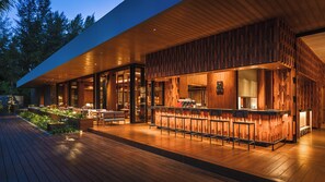 Eine moderne Bar mit Holzvertäfelung und einer langen Theke.