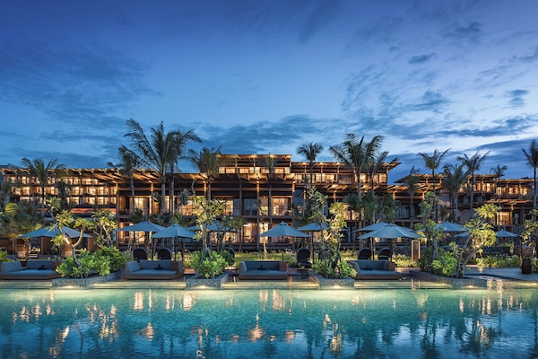2 outdoor pools, free cabanas, sun loungers