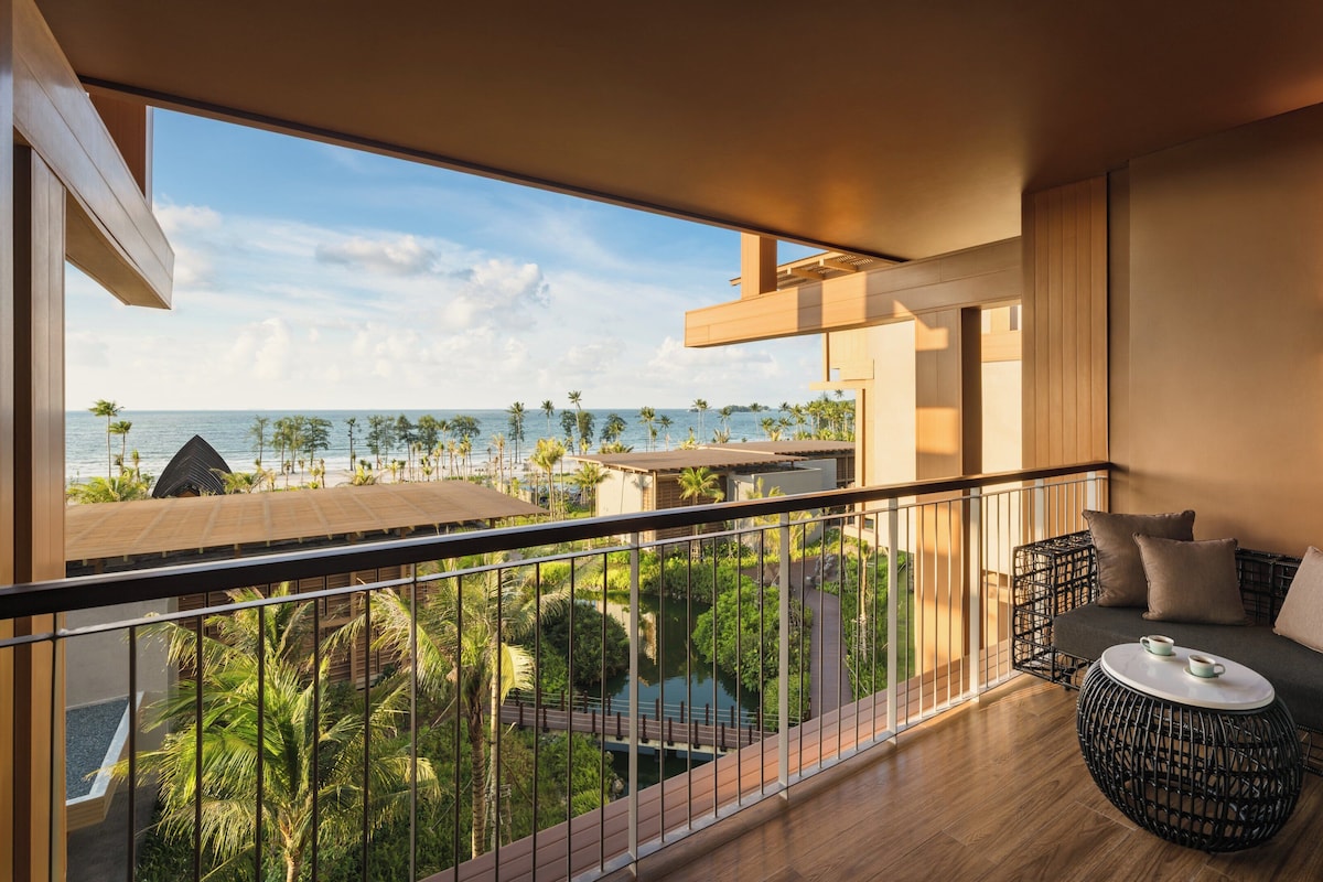 Premium bedding, pillow-top beds, minibar, in-room safe