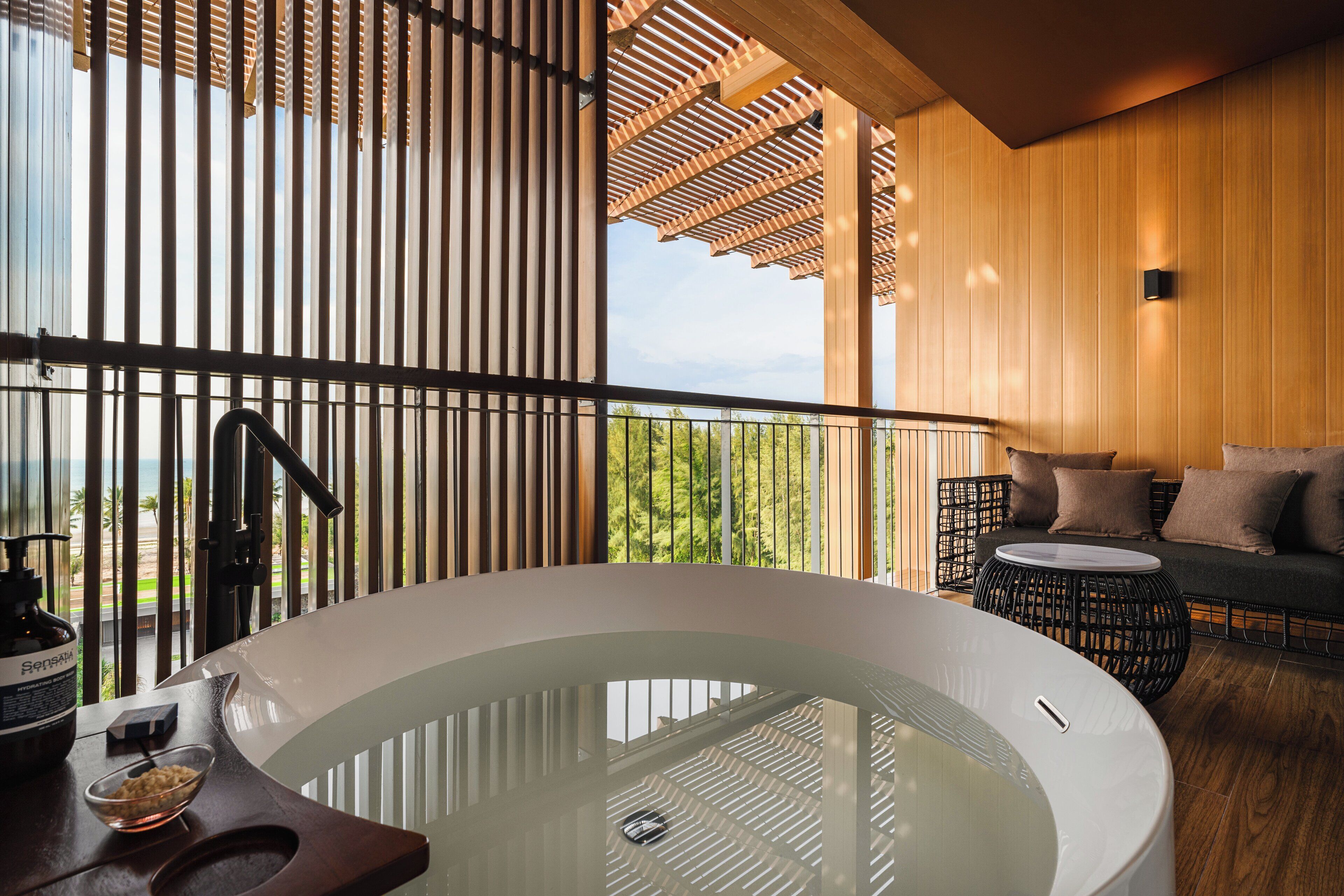 Seprai premium, bantalan ekstra lembut, minibar, dan brankas