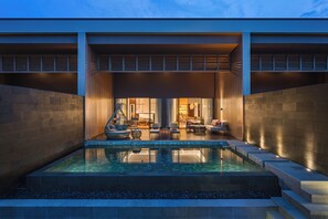 Ein modernes Gebäude mit Pool, Außenbereich und einer gut beleuchteten Innenraumanlage.