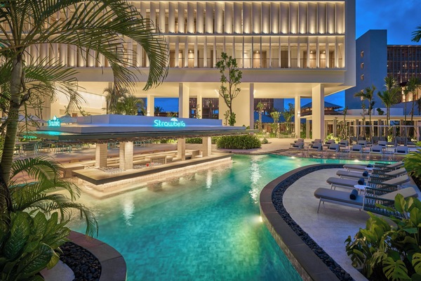 Swim-up bar
